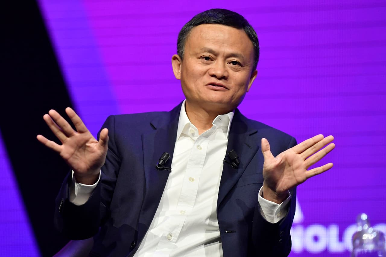 En 2015, Guo Guangchang, el fundador del Grupo Fosun, desapareció por unos días. Asimismo, en 2017, el empresario chino-canadiense Xiao Jianhua fue reportado como desaparecido en Hong Kong. En 2020, el fundador de Alibaba, Jack Ma, desapareció por varios meses del radar público. ¿Demasiado poderosos para el PCC? En opinión de Dexter Roberts, de la Iniciativa de Seguridad Indo-Pacífica del Consejo Atlántico, el presidente chino, Xi Jinping, está convencido de que los empresarios tienen que asegurarse de que sus negocios acaten las metas del PCC. "La ofensiva tiene que ver, en parte, con verdaderas preocupaciones por el control de estas empresas sobre datos sensibles, y, también, con el miedo de que se vuelvan demasiado influyentes. A Xi Jinping solo le interesa que estas compañías privadas no se vuelvan demasiado poderosas y reten a compañías estatales. Desde su punto de vista, no muestran el merecido respeto al PCC", prosigue Roberts. El defensor de derechos humanos Nee agrega que Jack Ma y Bao Fan probablemente fueron blanco del gobierno chino, que teme perder el control sobre el financiamiento del sector tecnológico en China. Efectos sobre el sector privado Si la ofensiva contra los empresarios destacados continúa, expertos temen que los inversionistas podrían perder la confianza en el mercado chino. "El PCC lleva muchos años suprimiendo a las empresas privadas, y, a veces, sus políticas pueden hacer derrumbar una industria entera", dice el especialista en Derecho chino Teng Biao. "Muchos empresarios nacionales y extranjeros han perdido la confianza en ese país y han desviado el dinero destinado a China a otros destinos", asegura.