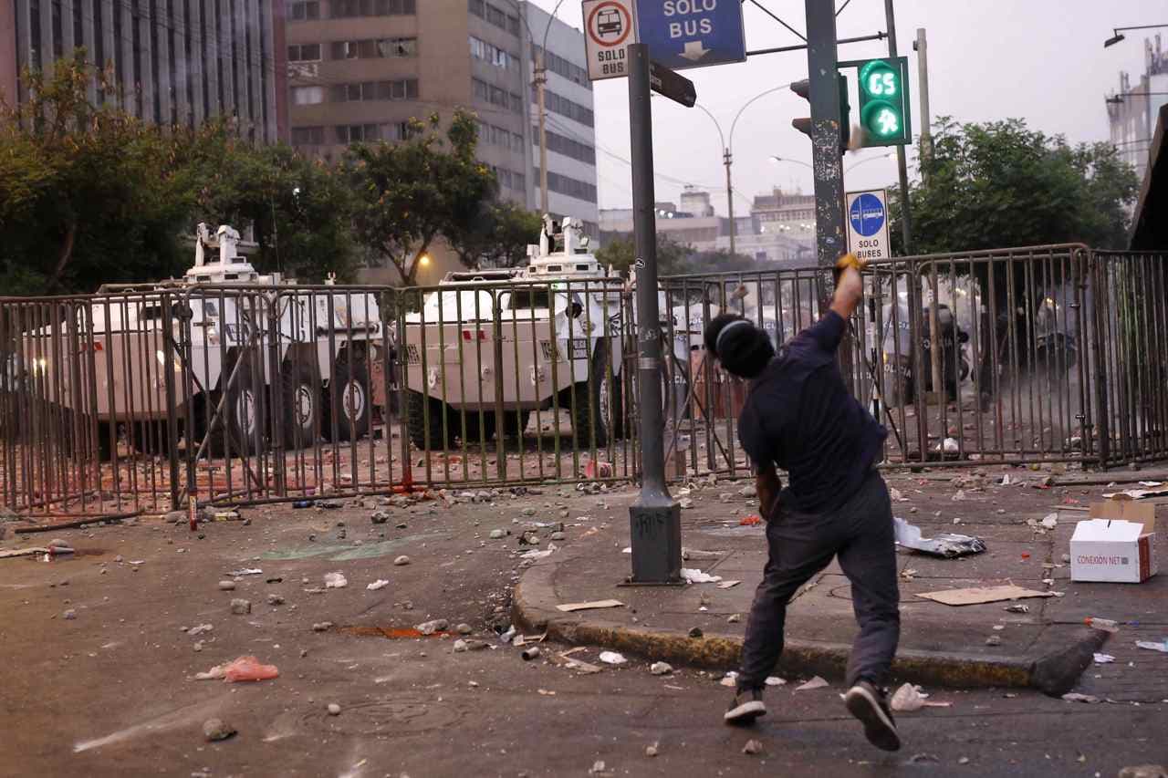 Protestas en Perú: víctimas se elevan a 77, tras muerte de joven malherido