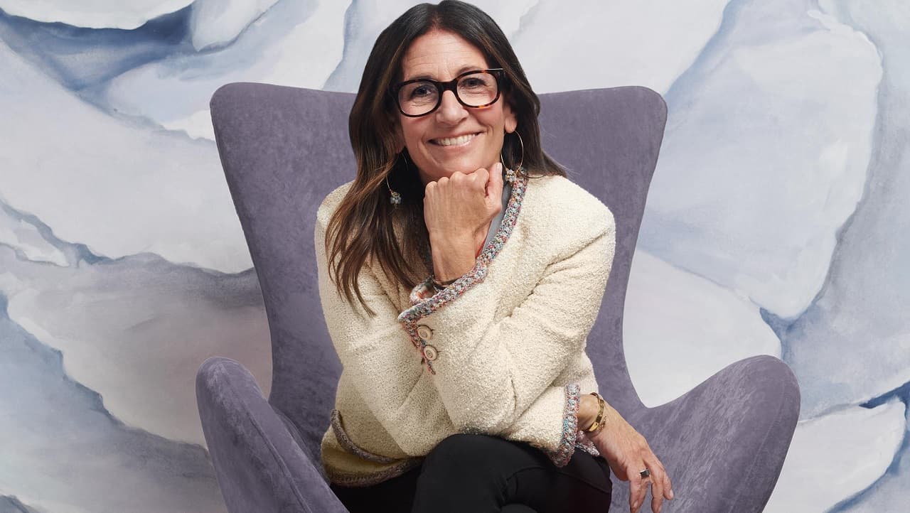 Cómo la magnate del maquillaje Bobbi Brown se convirtió en un fenómeno de TikTok a los 65 años