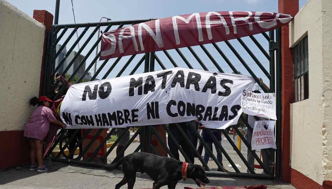 La universidad San Marcos se convierte en albergue de manifestantes en Lima
