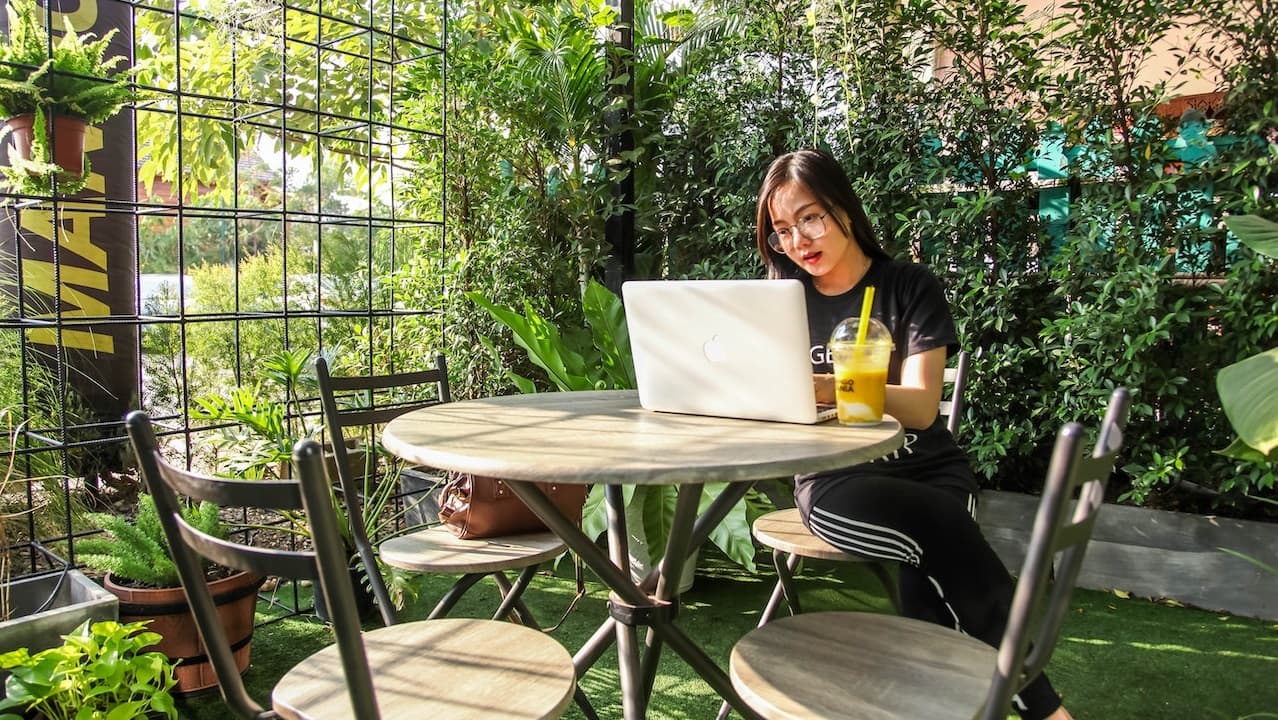 ¿Trabajar desde cualquier lugar? Así está afectando el fenómeno de los nómadas digitales a las ciudades en Latinoamérica