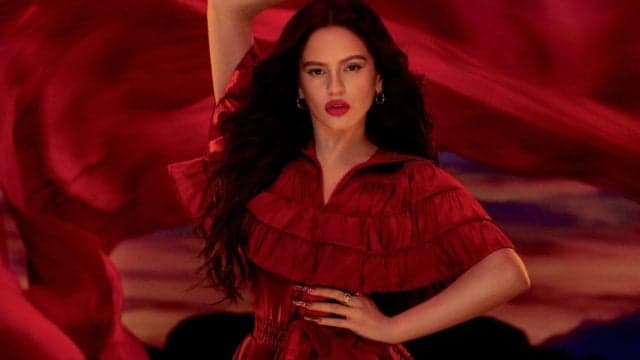 efe Rosalía será premiada como Productora del Año en los premios Women in Music Awards, que entregará la revista especializada Billboard en Los Ángeles el próximo 1 de marzo. “Estamos encantados de honrar a Rosalía con este premio y de reconocer su trabajo entre los bastidores de su estudio de grabación para hacer realidad su visión”, afirmó este miércoles la directora editorial de Billboard, Hannah Karp, en un comunicado de prensa. Los galardones Women in Music Awards, que se celebran desde 2007, condecoran el trabajo de artistas, creadoras, productoras y mujeres ejecutivas con una carrera en ascenso y que hayan aportado nuevas ideas a la industria de la música en los últimos años. La elección de la cantante española se produjo tras analizar sus “numerosos e innovadores éxitos” capaces de “desdibujar” la línea entre géneros musicales y ofrecer “algo inesperado”, según la organización de estos premios.