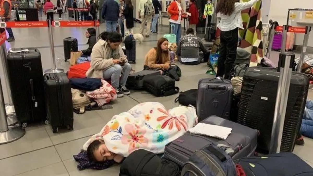 Caos en aeropuertos de Perú y Colombia por decisión de Viva de suspender vuelos