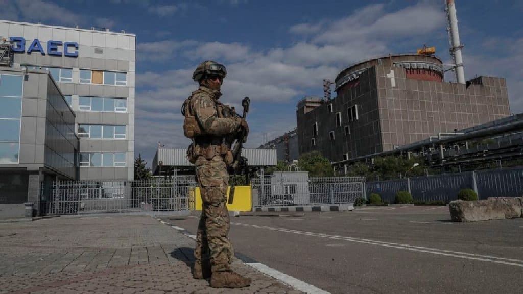 Un soldado ruso en la entrada de la central nuclear de Zaporiyia, en el sudeste de Ucrania. (EFE/ Sergei Ilnitsky)