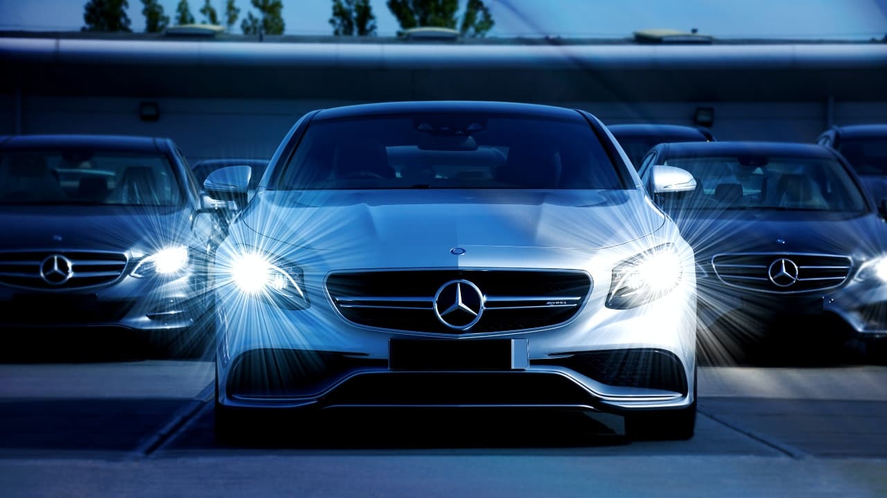 Mercedes-Benz lanzará autos con ‘supercomputadoras’ y colaborará con Google para competir contra Tesla