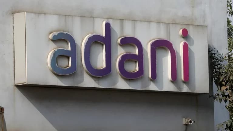 Pérdidas bursátiles de Adani superan los 100,000 mdd; venta de acciones aplazada asusta a inversores