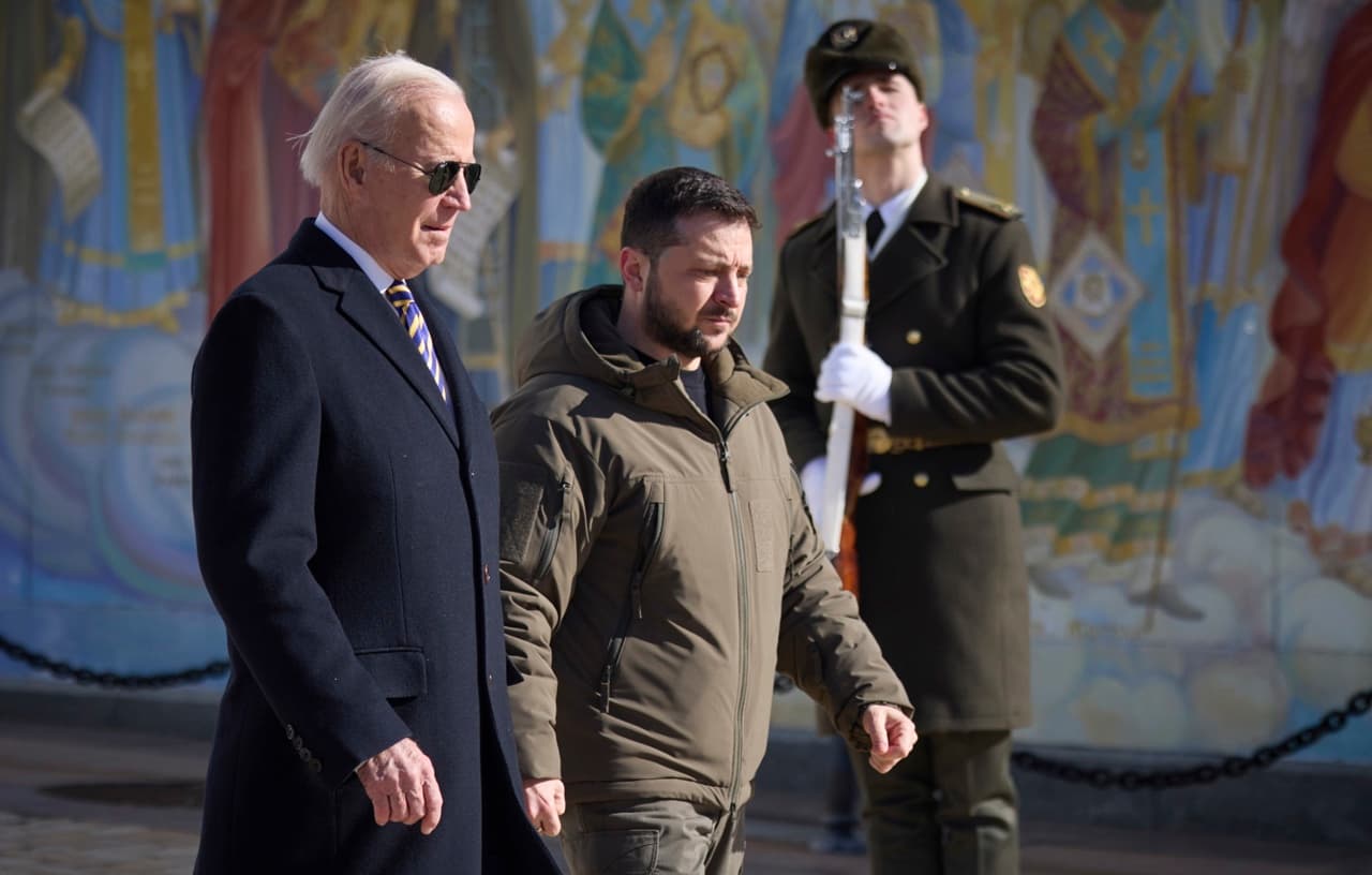 Biden visita capital de Ucrania sin previo aviso en vísperas del aniversario de la guerra