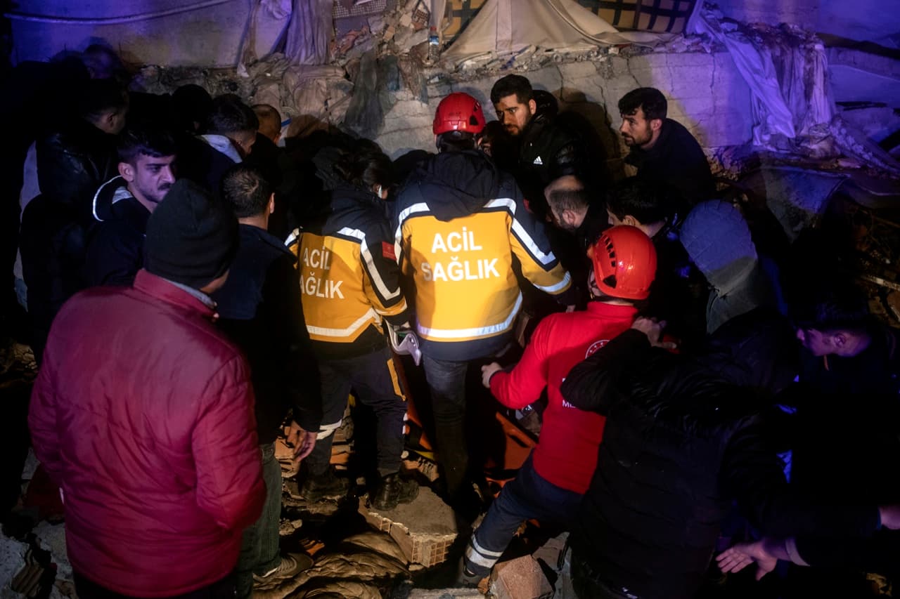 Más de 2.300 muertos en el terremoto en la frontera de Turquía y Siria