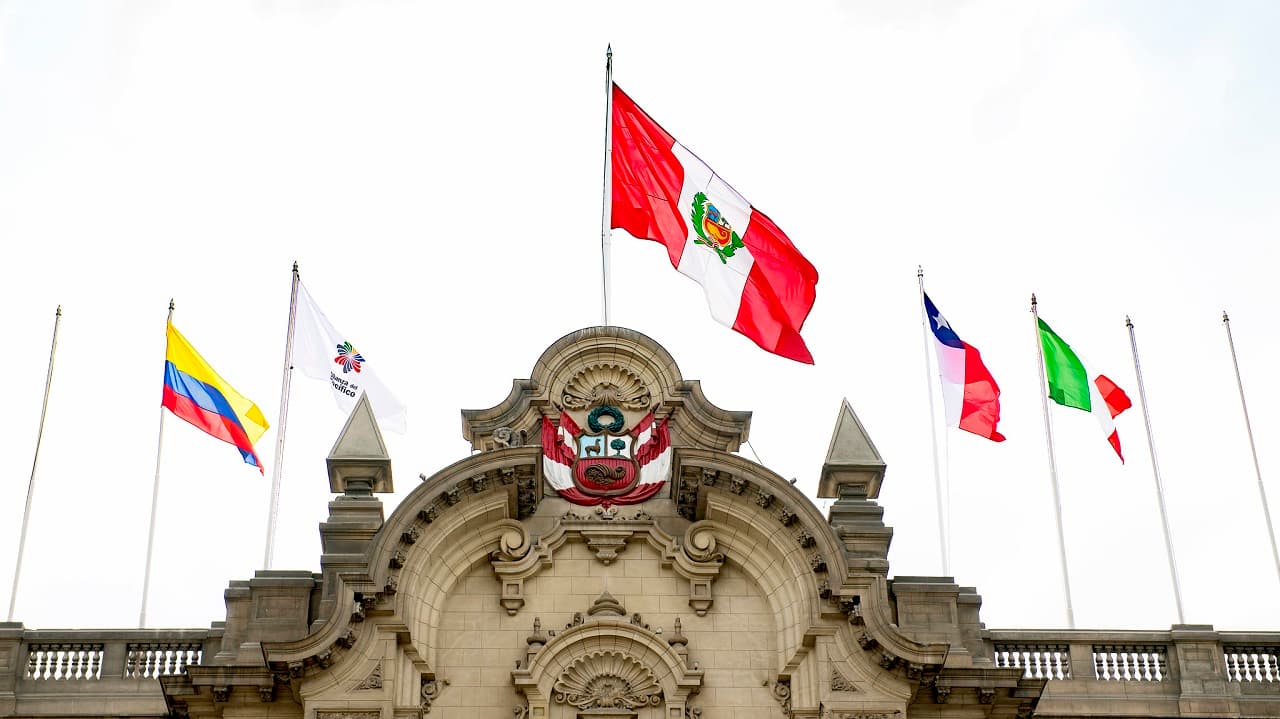 Perú retira a embajador en Colombia, al igual que hizo en México