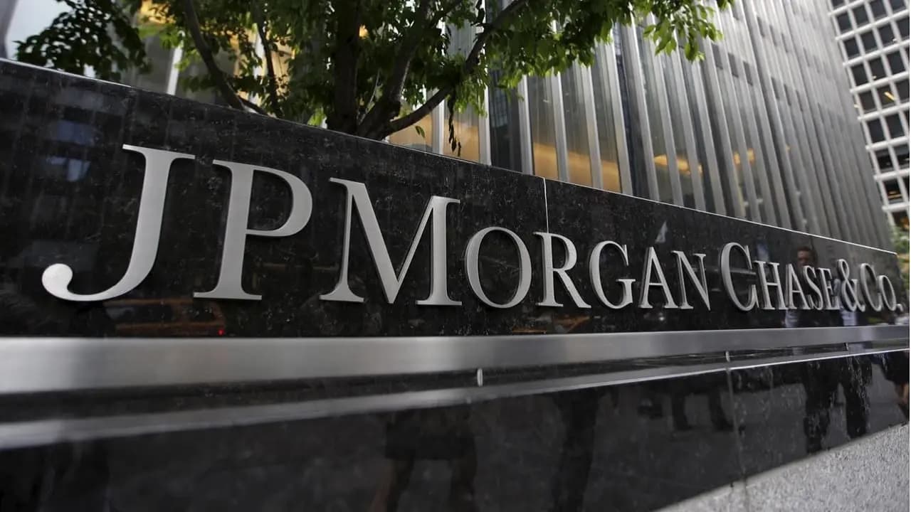 JPMorgan Chase, demandó un ex alto ejecutivo por ocultar sus vínculos con el difunto financiero Jeffrey Epstein, de acuerdo a informe Forbes.