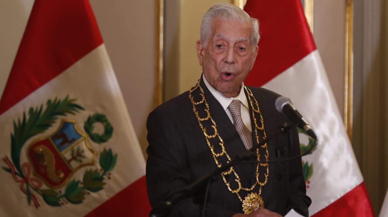 Vargas Llosa recibió máxima distinción en Perú y respaldó a la presidenta