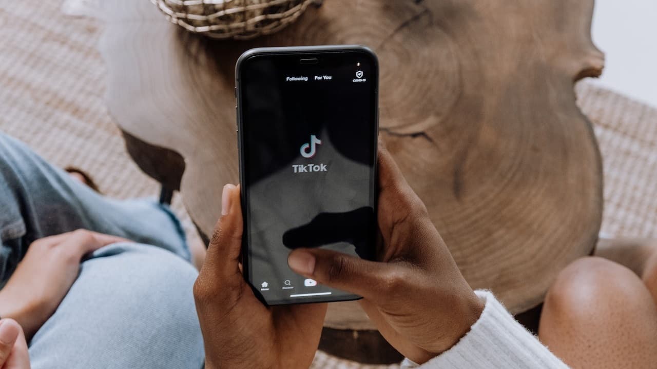 Tendencias de TikTok en el trabajo: así afectan al compromiso de los empleados y qué hacer al respecto