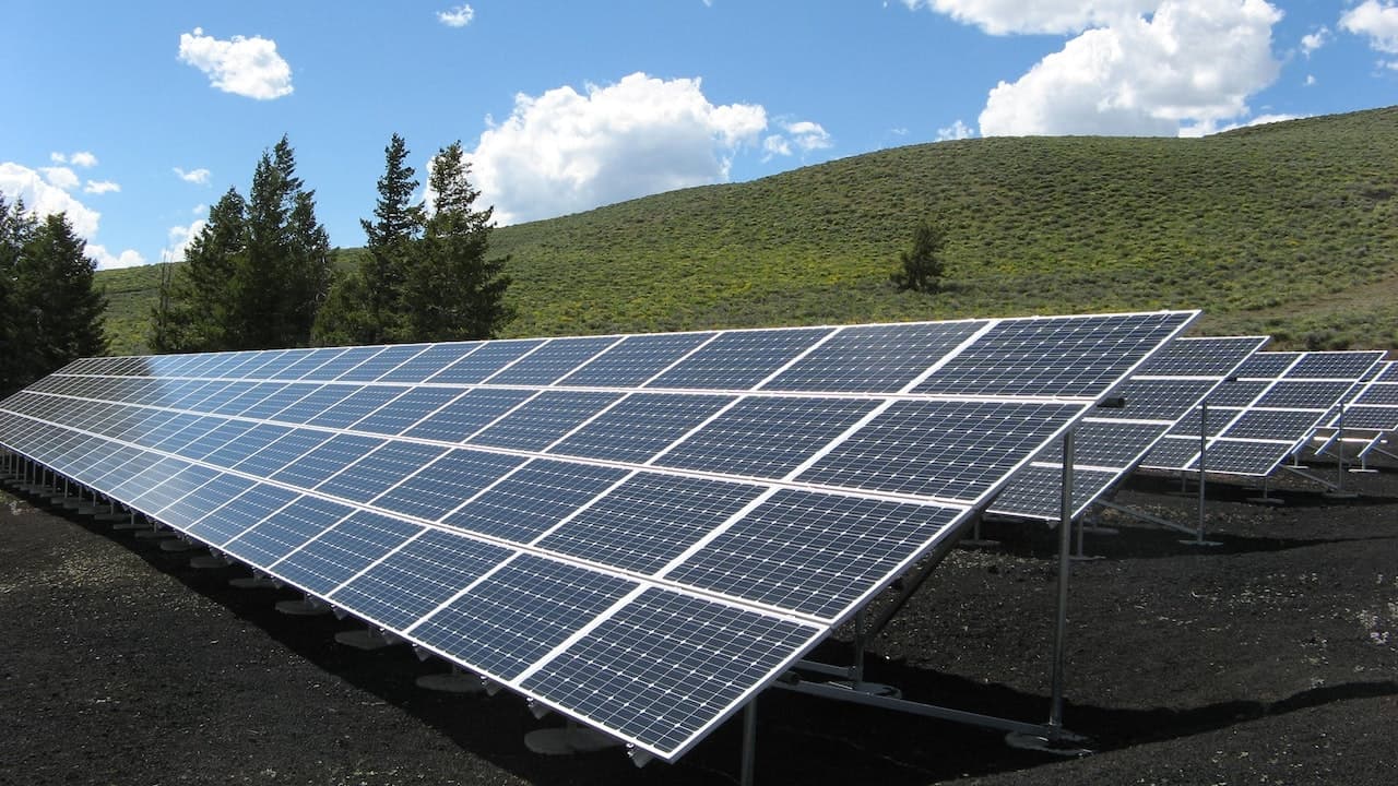 Luz del Sur anuncia la compra de una compañía dueña de dos centrales de energía renovable en Arequipa