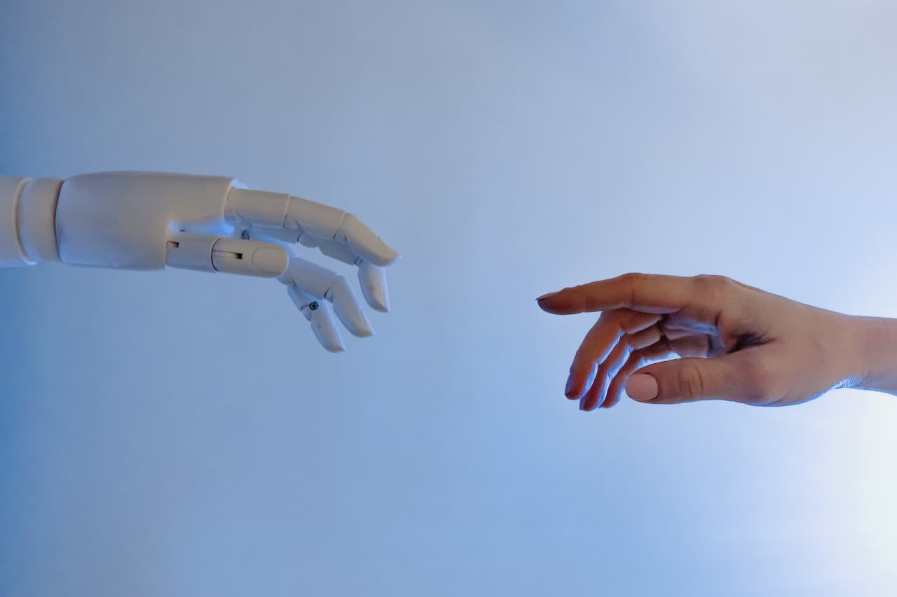 ¿Artificial e impracticable o interesante y conveniente? Anita Figueiredo nos invita a conocer en qué consiste el matrimonio de la inteligencia artificial (IA) y el marketing: sus aplicaciones principales, ventajas y desventajas.