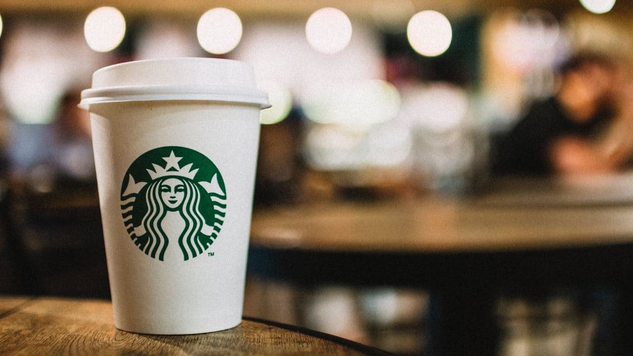Juez condena a Starbucks por dificultar la creación de sindicatos