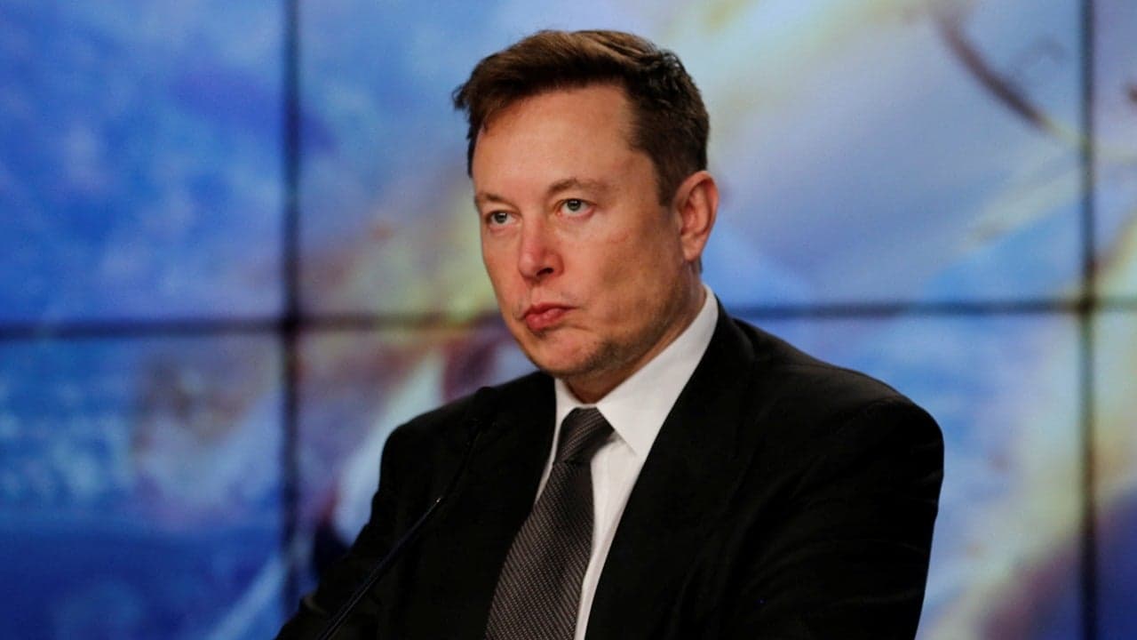 Elon Musk admite que comprar Twitter fue ‘doloroso’ y la vendería si tuviera interesados