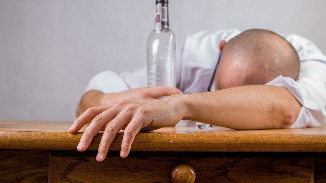 Implantan un chip que inhibe impulso de beber a un paciente alcohólico chino
