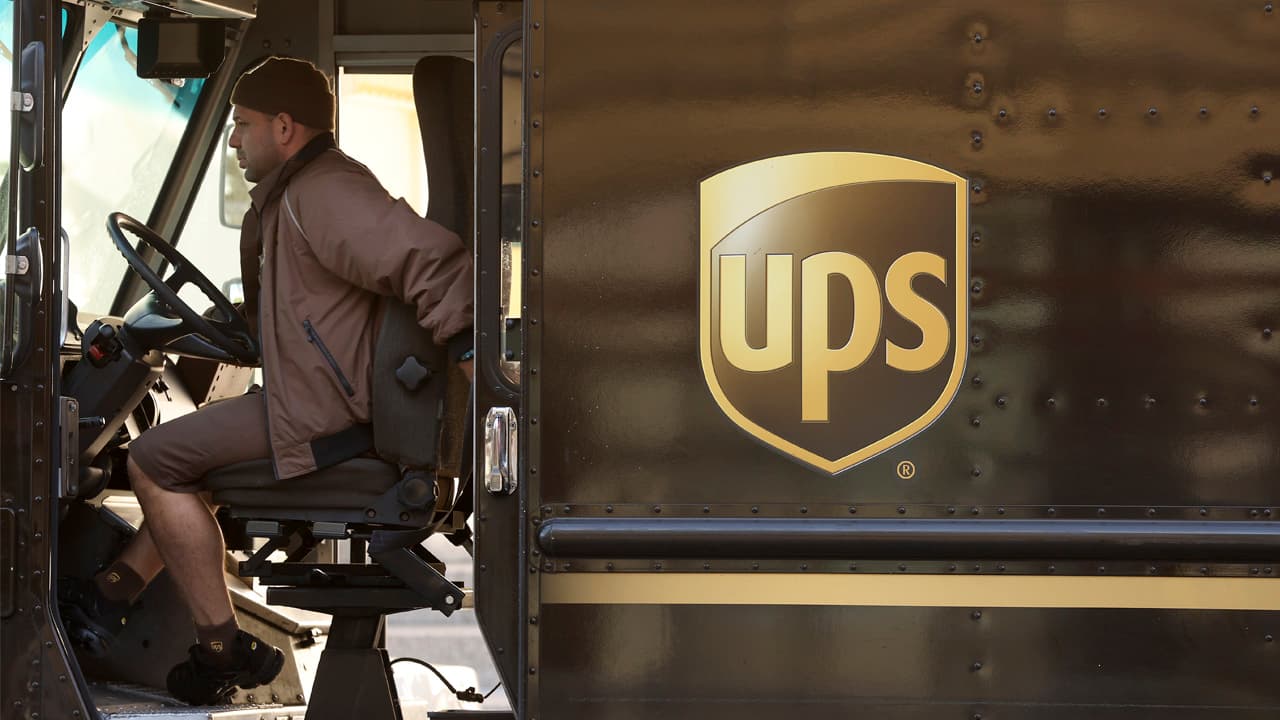 UPS moderó su previsión de ingresos para 2023 por presión sobre volúmenes de carga