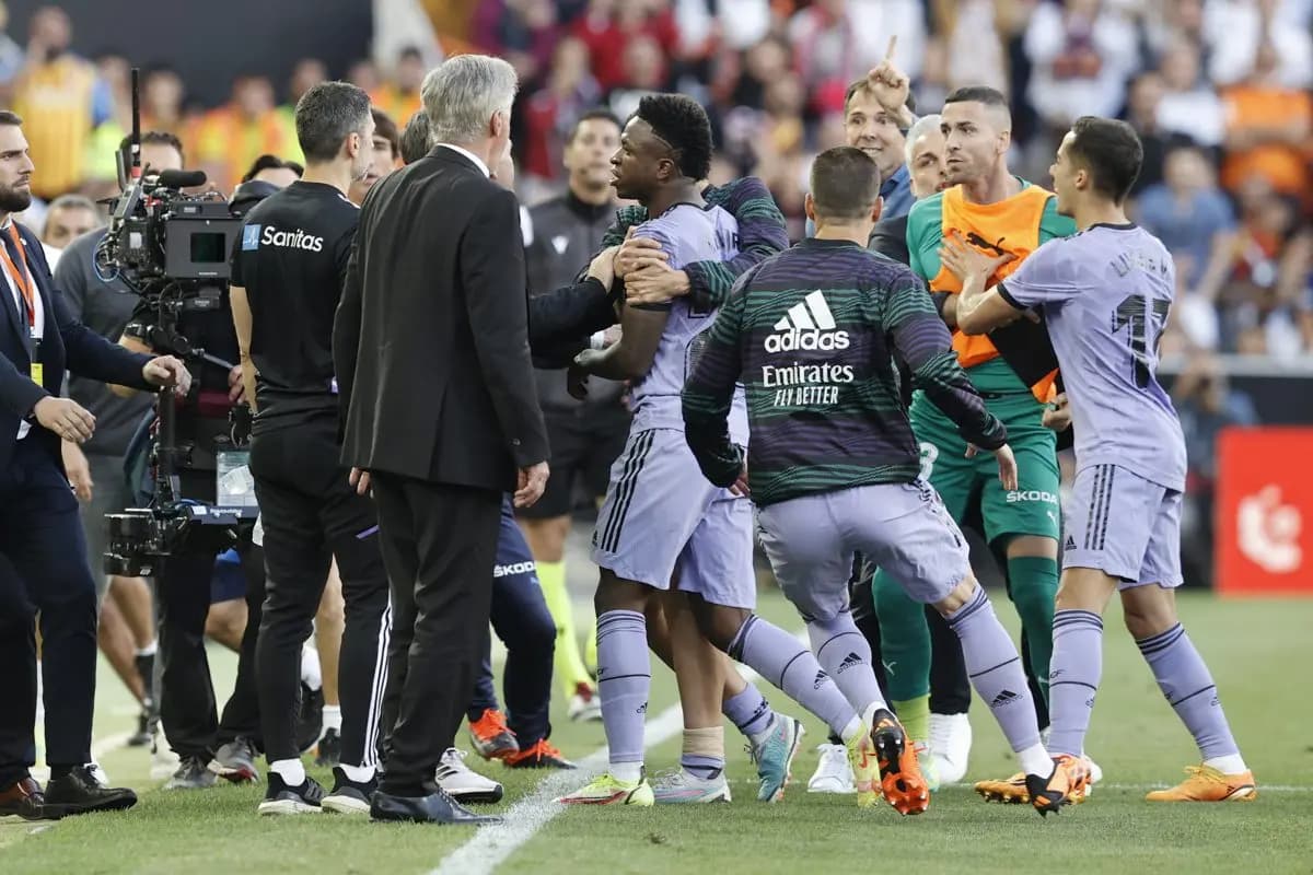 El Real Madrid presentó denuncia ante la fiscalía por delitos de odio contra Vinícius Jr
