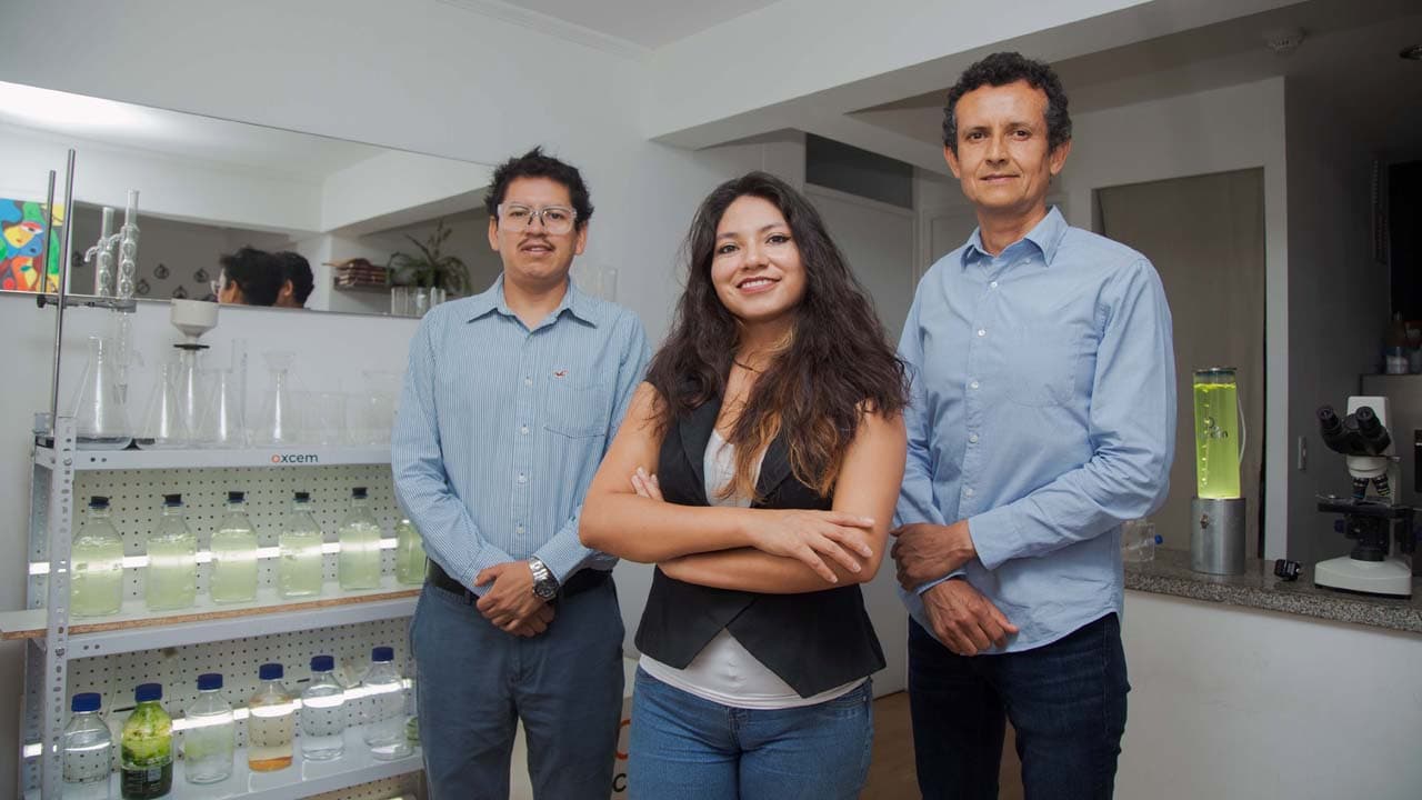 Esta ingeniera peruana creó una empresa de microalgas que capturan CO2 y un día podrían oxigenar Marte