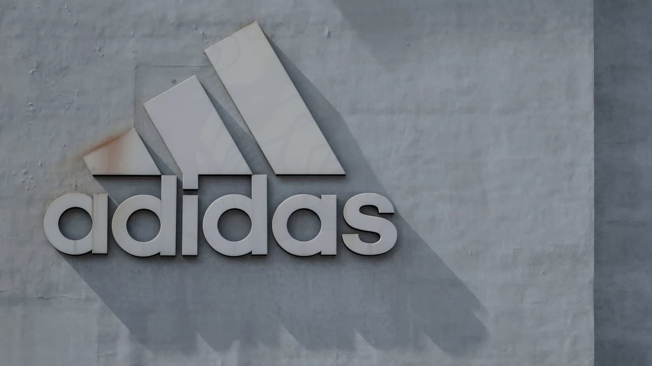 Adidas venderá parte de las acciones de Yeezy y donará beneficios, señala el CEO