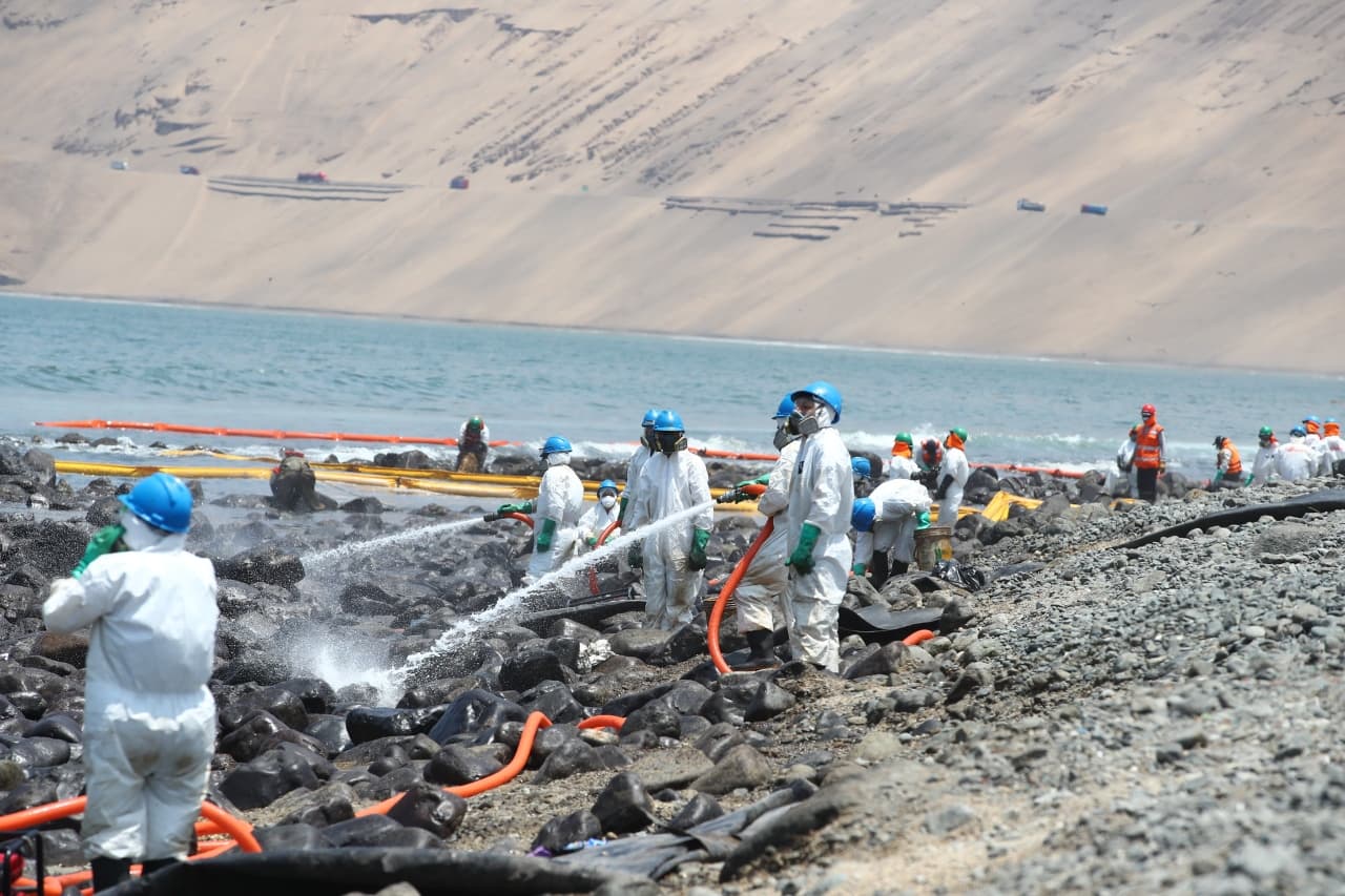 OEFA alertó de que cinco playas siguen afectadas por el derrame de petróleo de Repsol