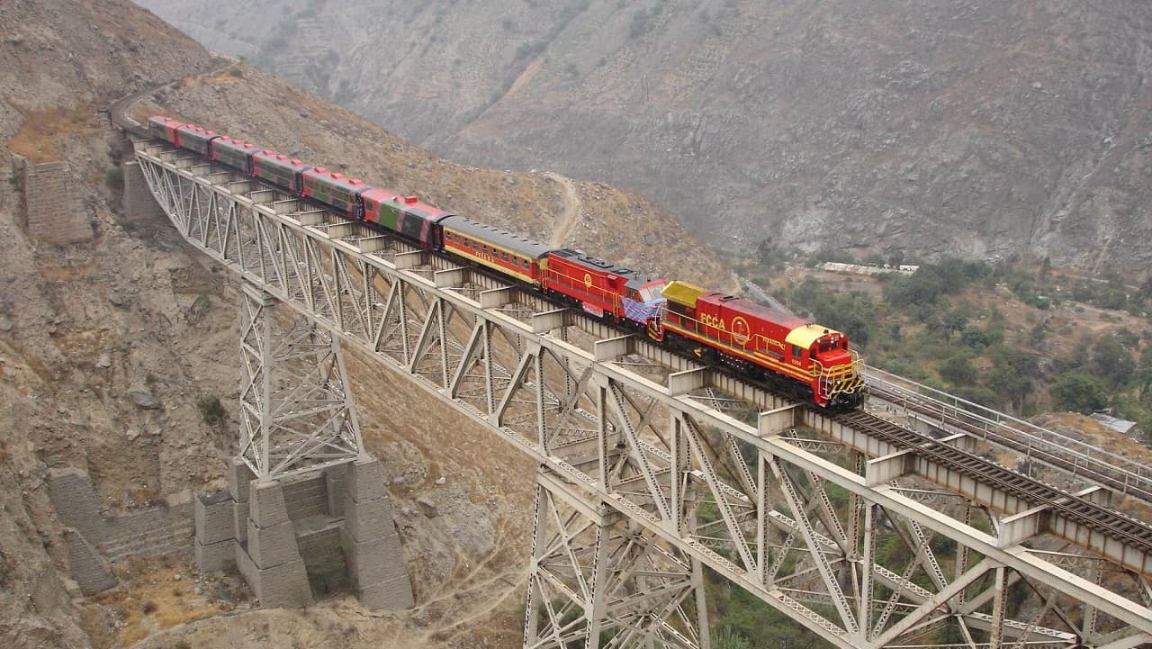 Perú adjudicará este año la modernización del tren que recorre los Andes centrales
