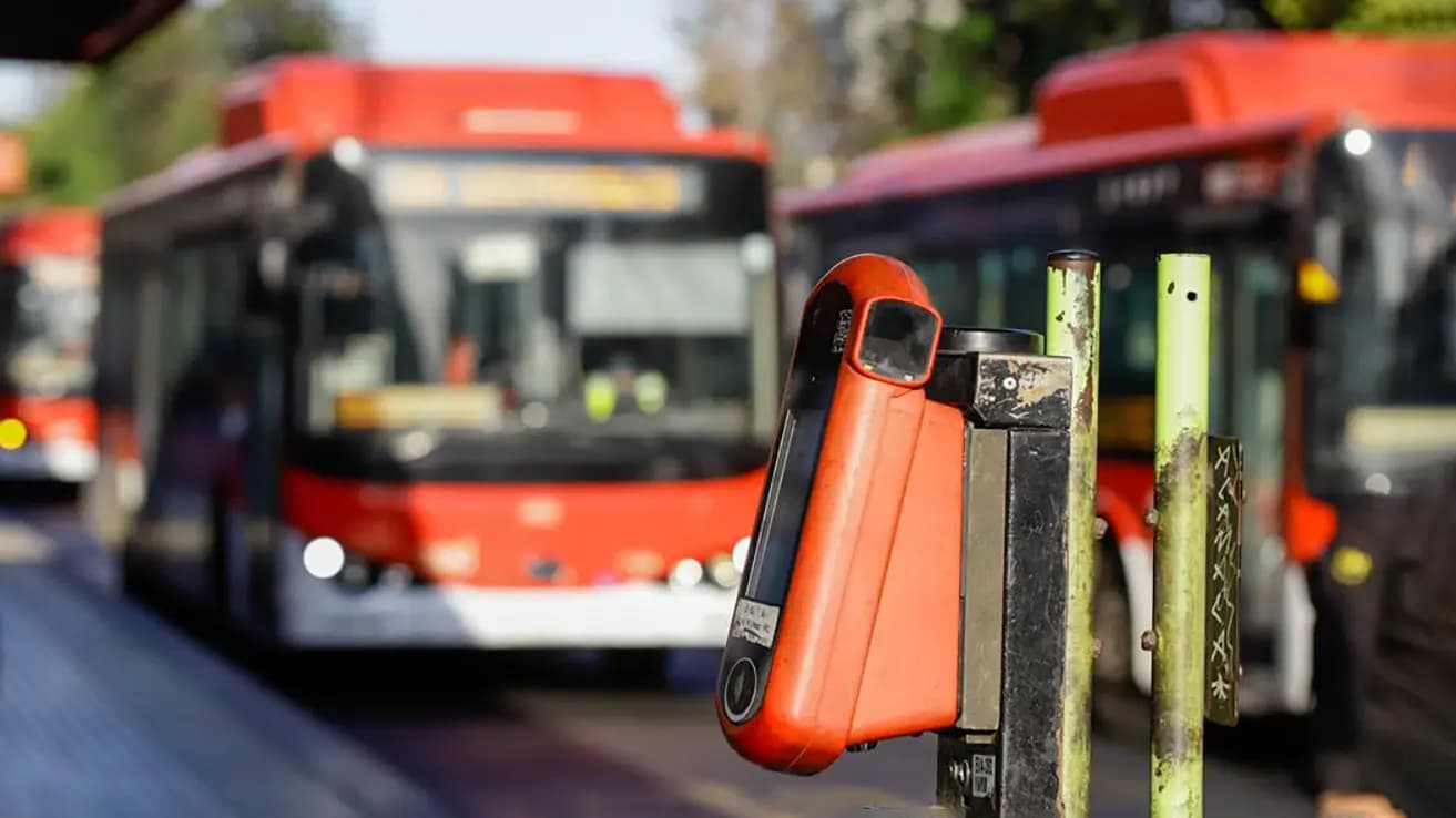Chile confirma alza de precio en el transporte público, congelado desde protestas de 2019
