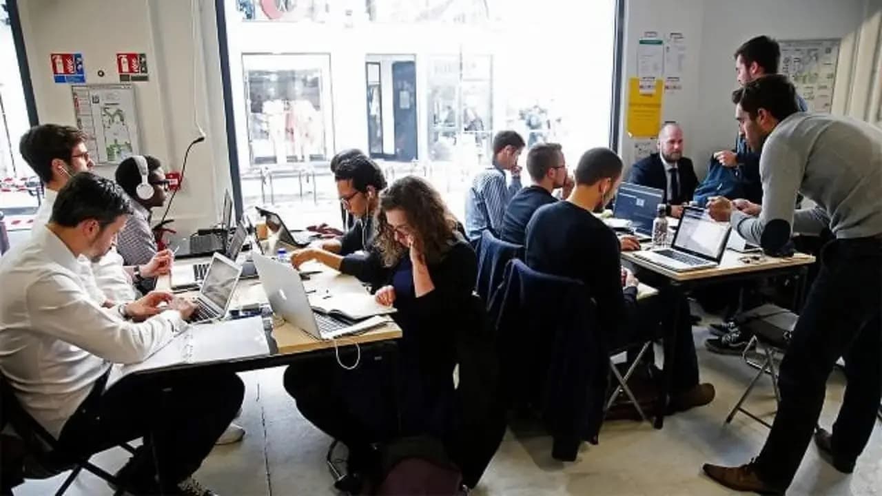 Trabajos administrativos: los más afectados por IA generativa, revela OIT