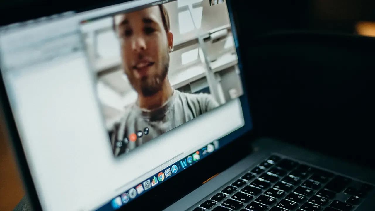 Zoom en problemas por usar datos privados para entrenar su IA