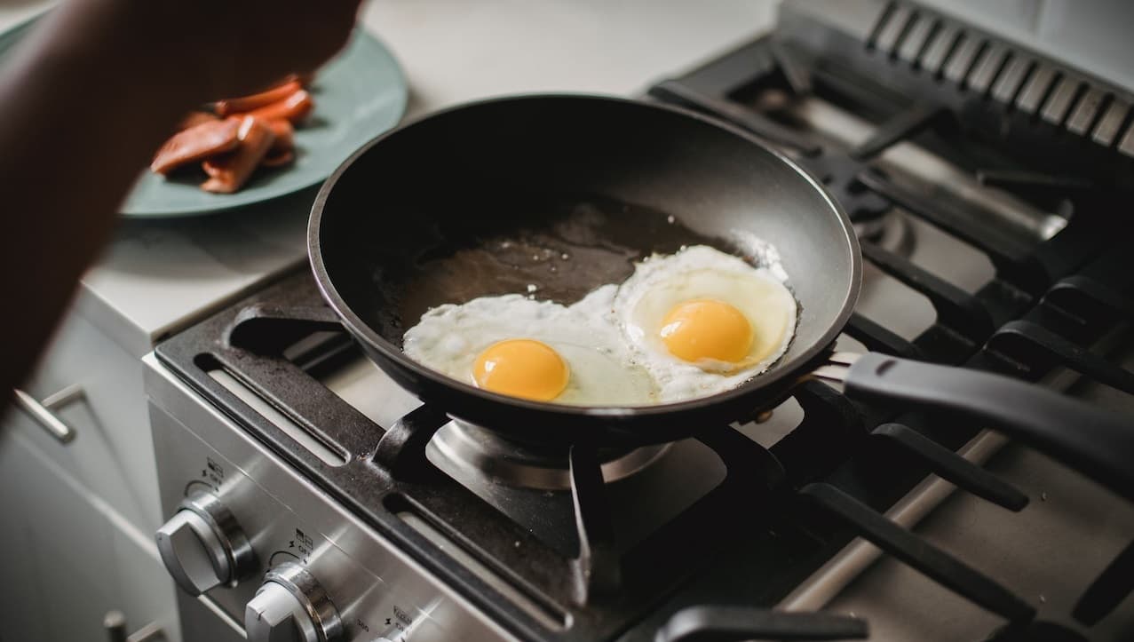 en el sector A/B y C un 34% ha reducido sus salidas a comer a la calle, mientras que en el NSE D, un 35% señala que ha aumentado las veces que cocina en casa