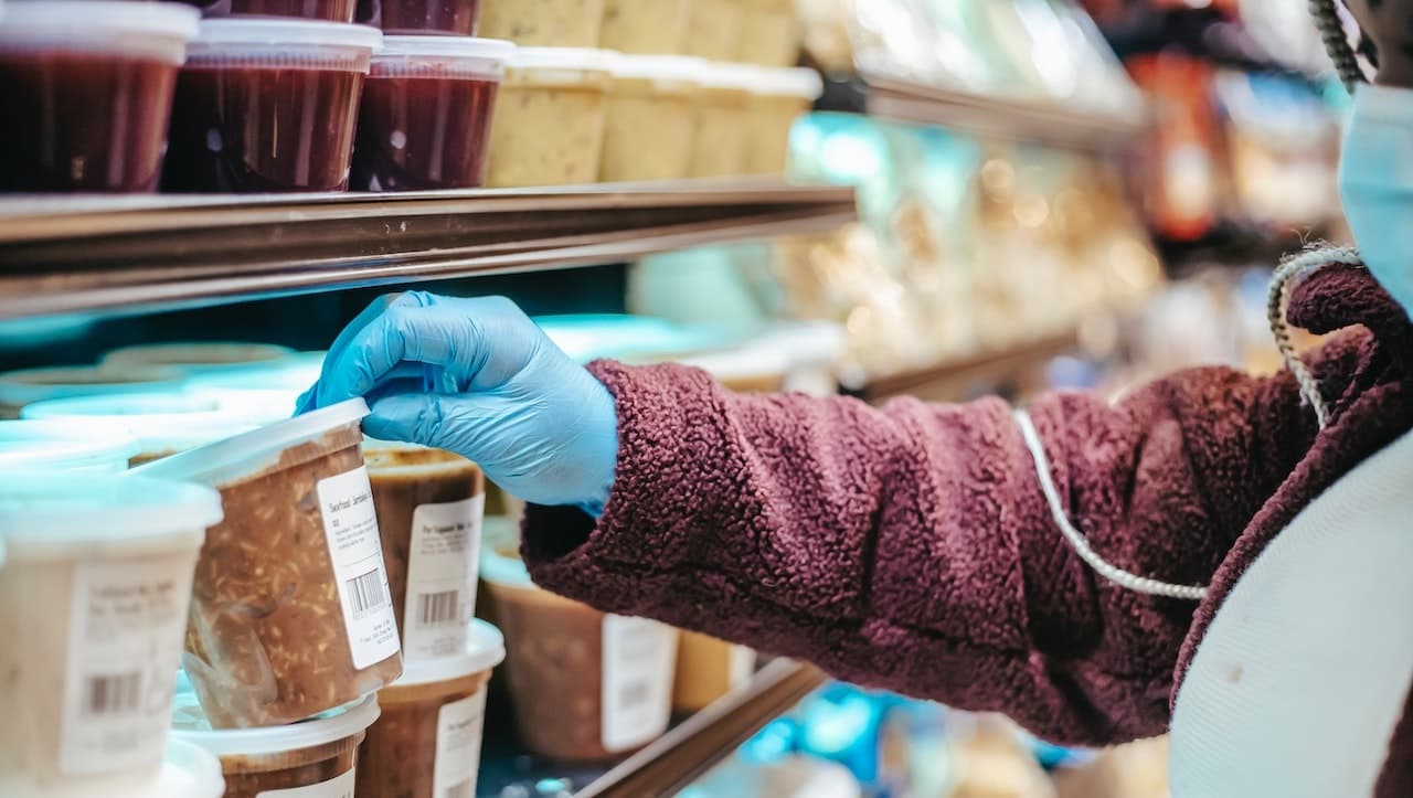 Sala especializada del Indecopi sancionó a seis supermercados por vender productos enlatados con golpes y abolladuras