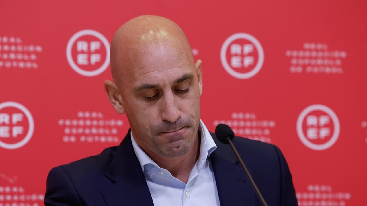 Presidente del fútbol español renuncia tras besar a jugadora del Mundial