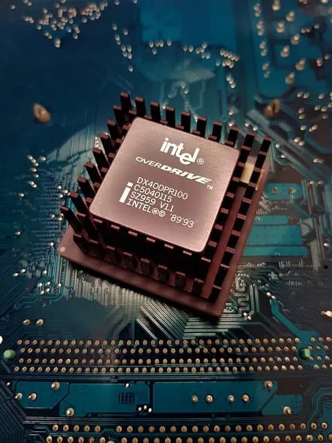 Intel pierde 985 millones hasta septiembre pero encadena segundo trimestre de beneficios