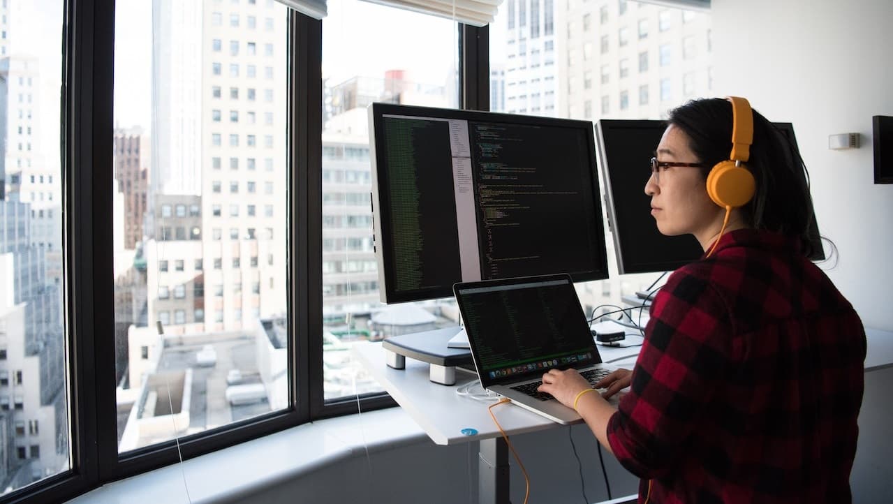 BCG: El momento crítico para la satisfacción laboral de las mujeres en carreras tecnológicas está en las gerencias de nivel medio