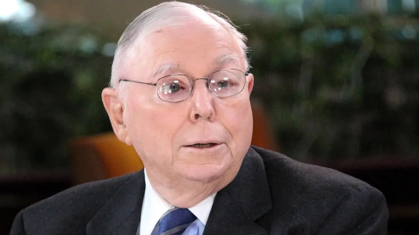 Charlie Munger, vicepresidente de Berkshire Hathaway, en una entrevista el 4 de mayo de 2015 — (Foto de: Lacy O'Toole/CNBC/NBCU Photo Bank/NBCUniversal vía Getty Images) NBCU PHOTO BANK/NBCUNIVERSAL VIA GETTY