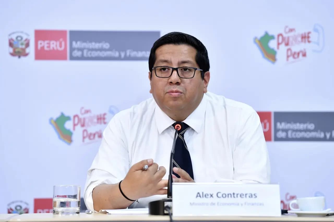 Perú tiene "el enorme reto" de recuperar ingresos fiscales, afirma el ministro de Economía