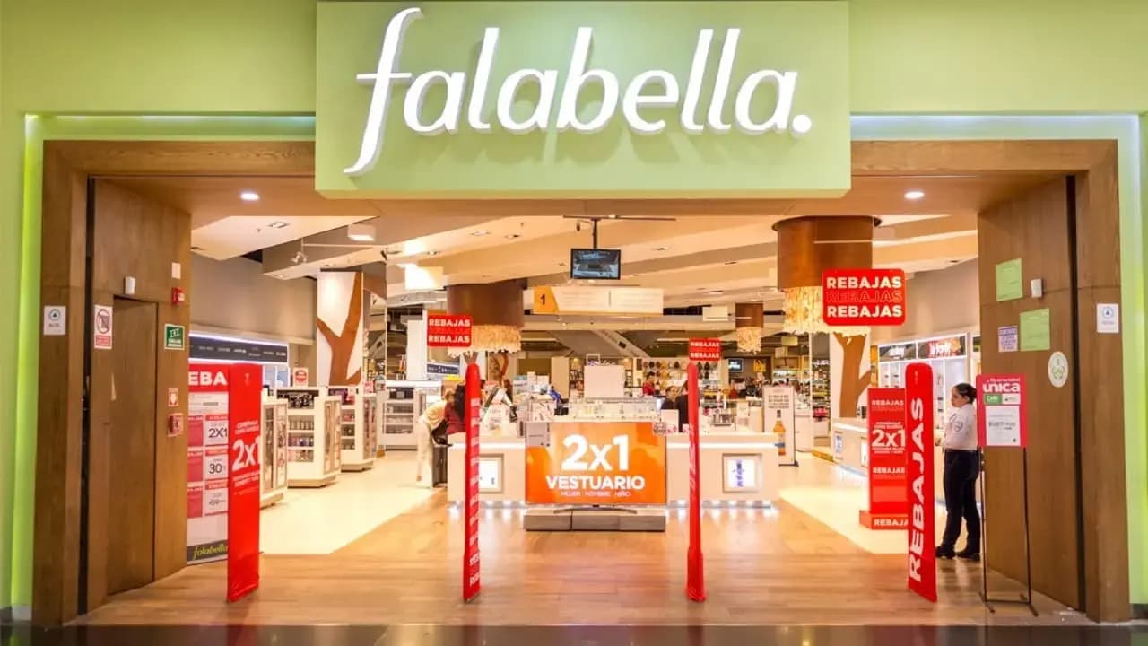 Falabella inició negociación para la venta de sus centros comerciales en Perú y pierde el grado de inversión