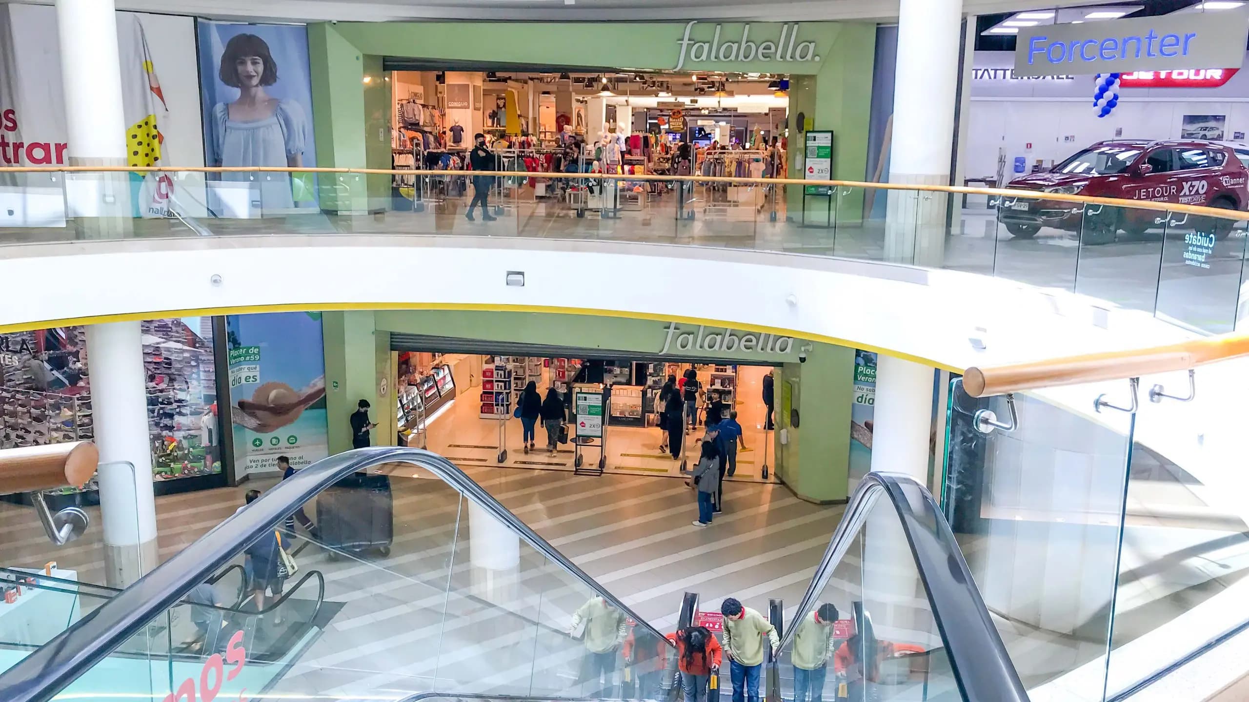 Falabella sigue en su mal momento: otra entidad rebajó su clasificación riesgo
