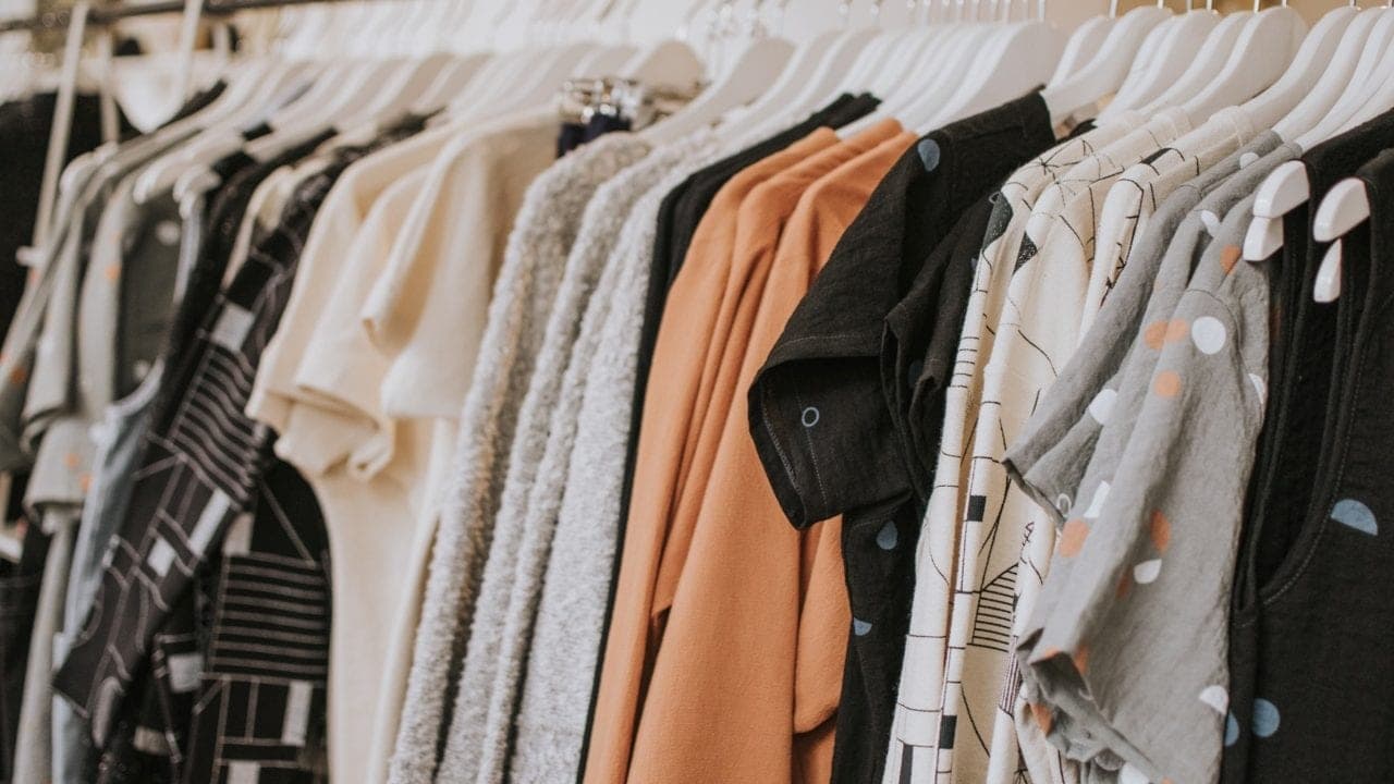 ‘Fast fashion’ sin retorno: estudio con geolocalizadores revela que ropa donada no se reutiliza