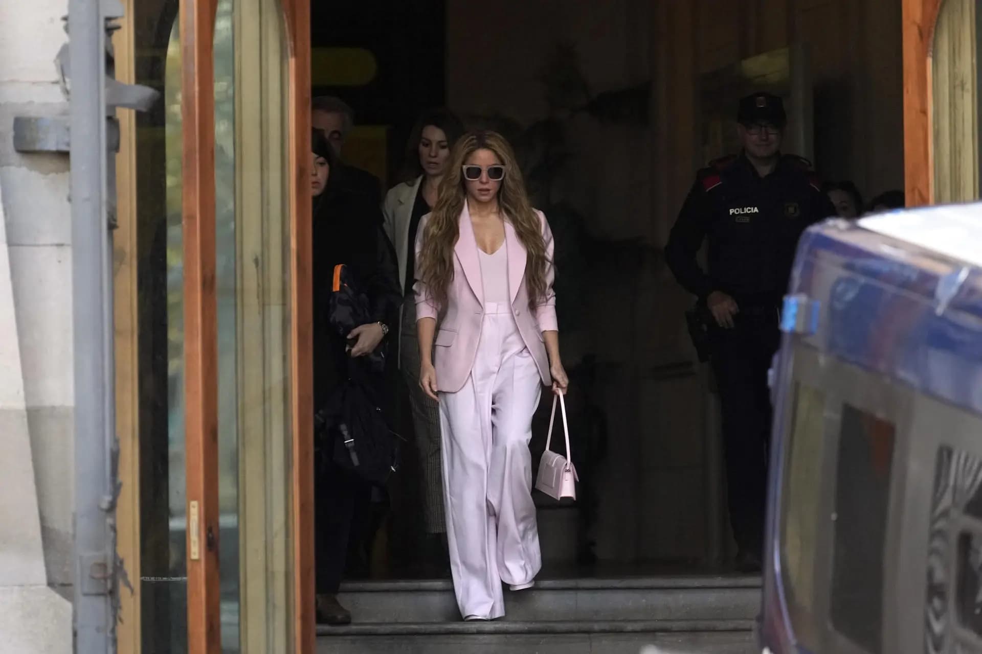 Shakira evita la cárcel en España a cambio de una millonaria multa