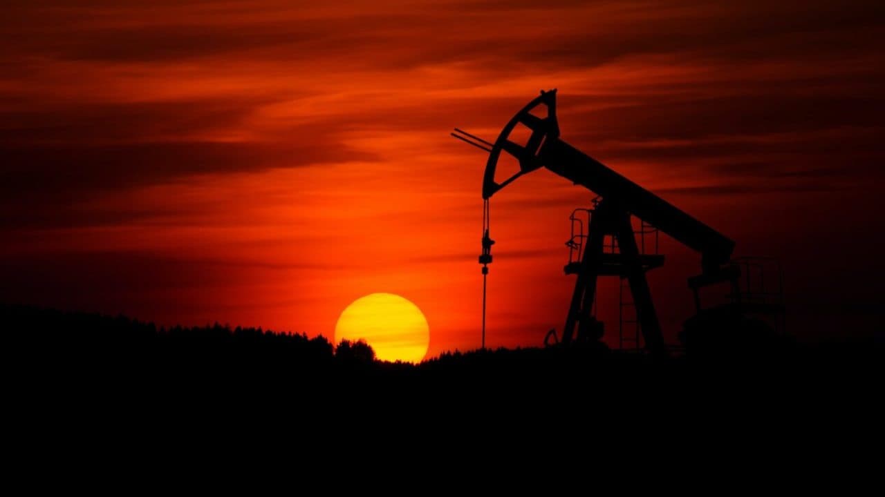 AIE prevé un exceso de oferta petrolera en 2024 aunque la OPEP+ extienda los recortes actuales
