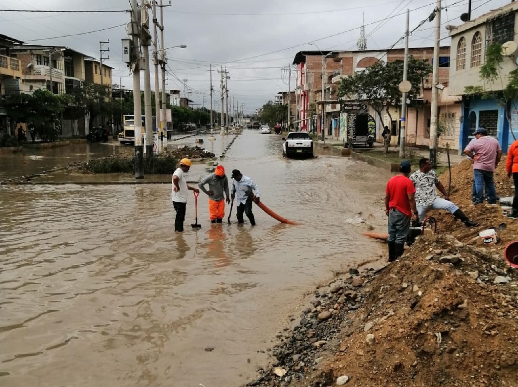 Las intensas lluvias comienzan a causar inundaciones y desbordes en Perú