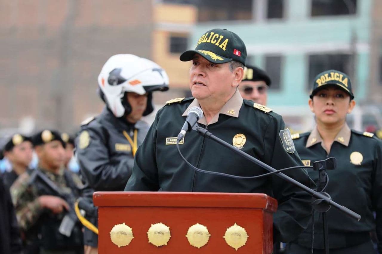 Excomandante general de la Policía dice que su destitución por "negligencias graves" fue ilegal