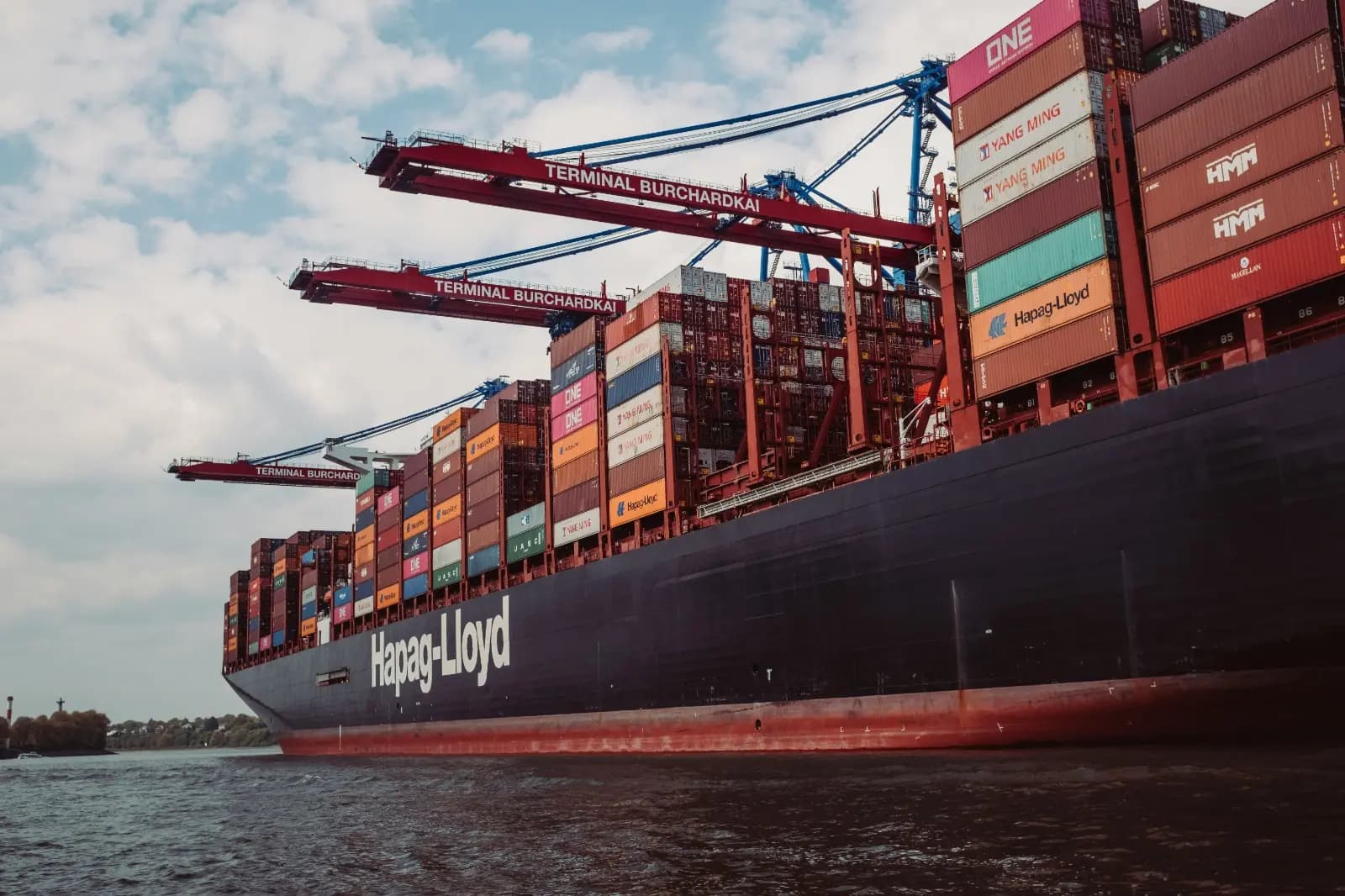 Maersk y Hapag-Lloyd, dos de las mayores navieras del mundo, firman acuerdo de cooperación