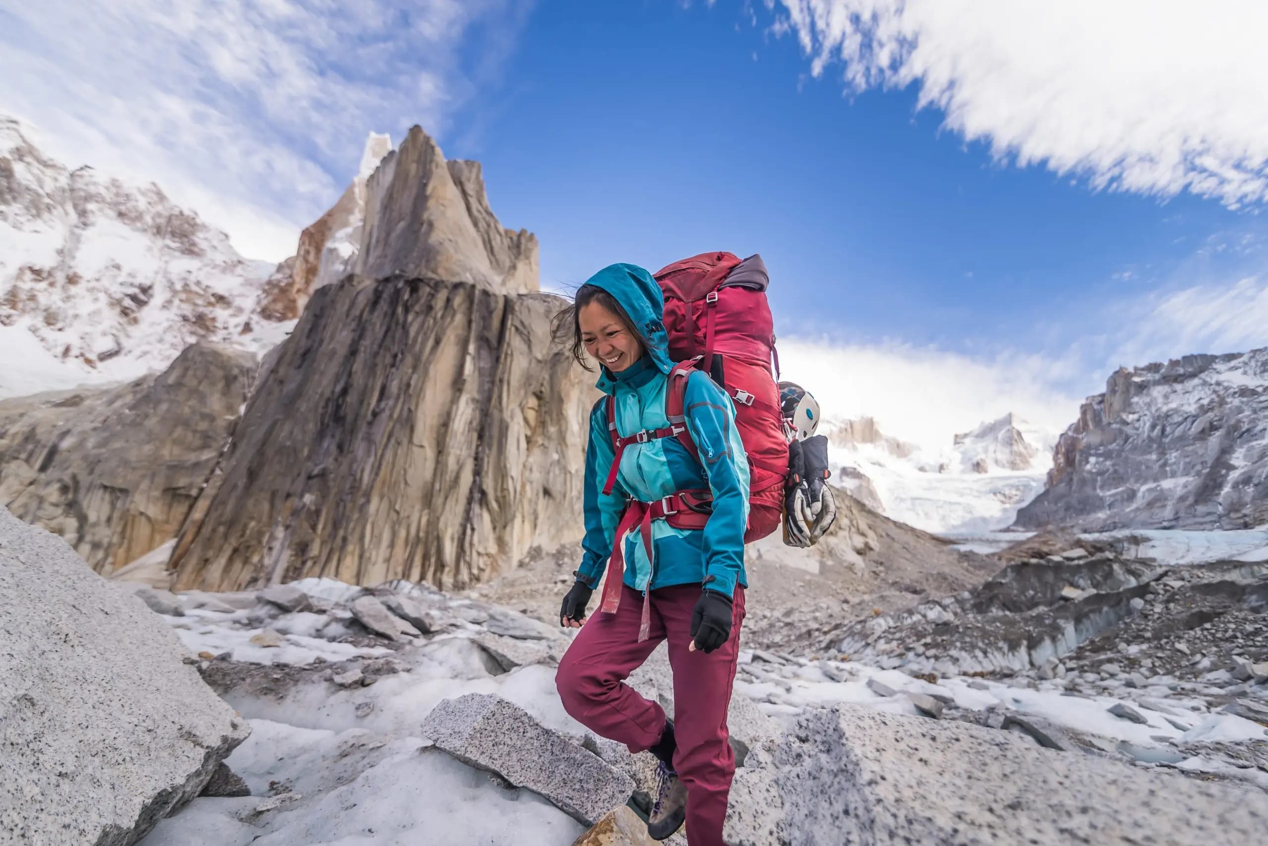 Viajera subiendo por los glaciares patagónicos de Argentina. Foto: Lonely Planet/ Cultura Creative/Alamy.