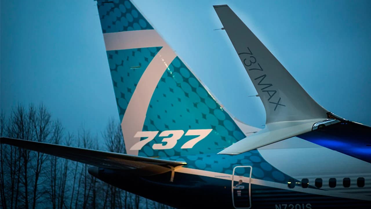 Boeing exige a proveedores que aprieten pernos tras hallar piezas sueltas en los 737 MAX 9