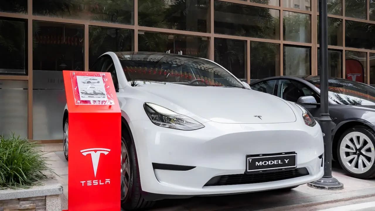 Tesla proyecta una fuerte desaceleración en volumen de autos en 2024