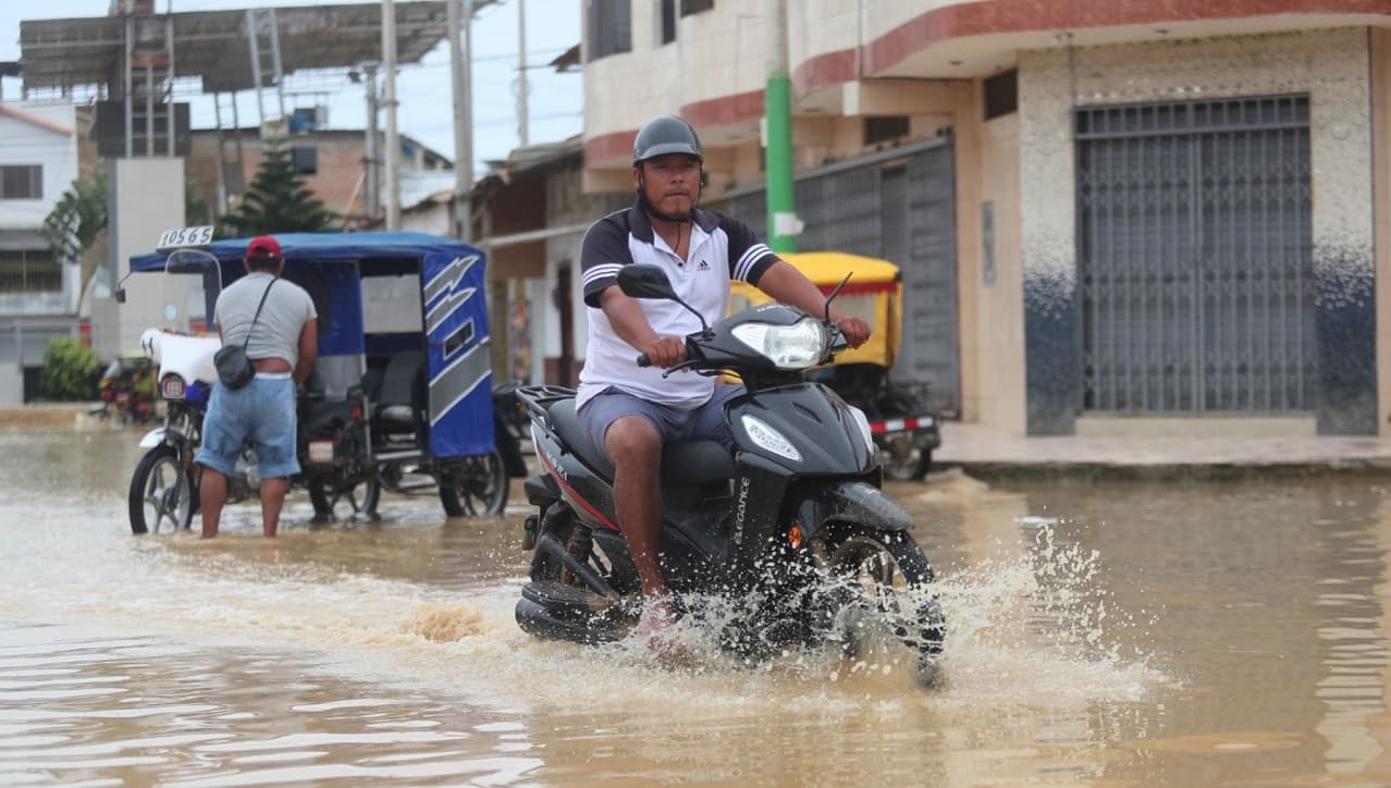 Perú declara en emergencia 100 distritos de 17 departamentos por intensas lluvias