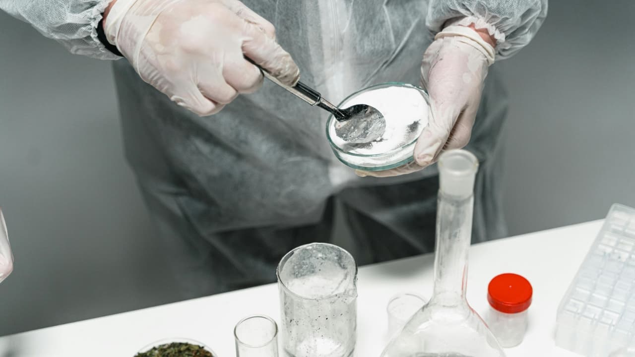 Producción de drogas genera emisiones comparables al uso de dos millones de autos, afirma la ONU